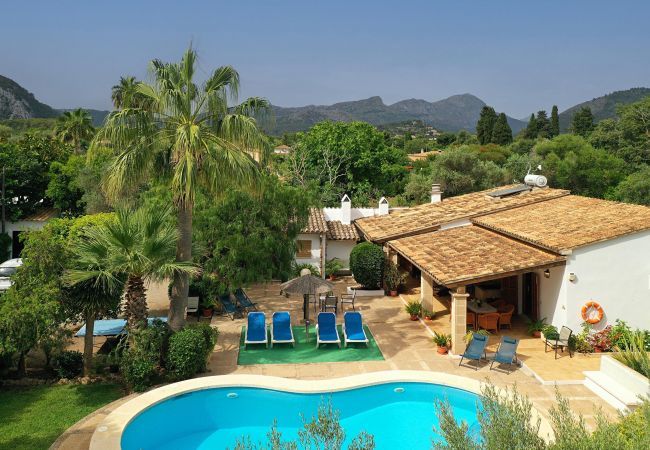 Villa con casa independiente, piscina privada climatizada, jardín, mesa de ping pong, en Pollensa a 4km de la playa.