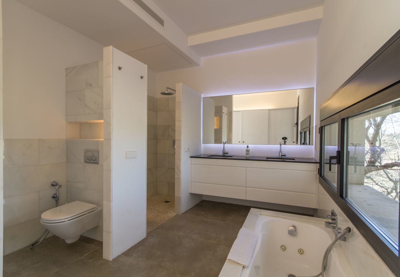 4 habitaciones dobles, 4 baños en suite, AC, WIFI gratuito, piscina con jacuzzi, ubicación entre Muro y Can Picafort