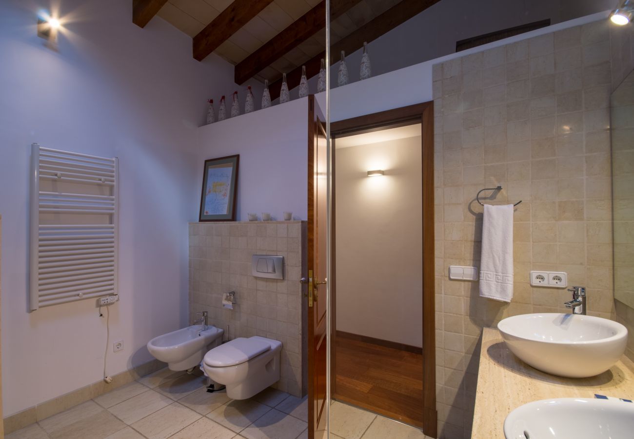 3 habitaciones dobles, 1 baño completo, 1 aseo, aire acondicionado, gratis Wifi Internet, ideal para amantes de excursiones.