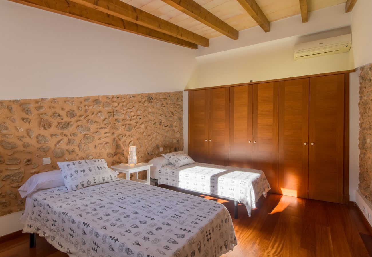 3 habitaciones dobles, 1 baño completo, 1 aseo, aire acondicionado, gratis Wifi Internet, ideal para amantes de excursiones.