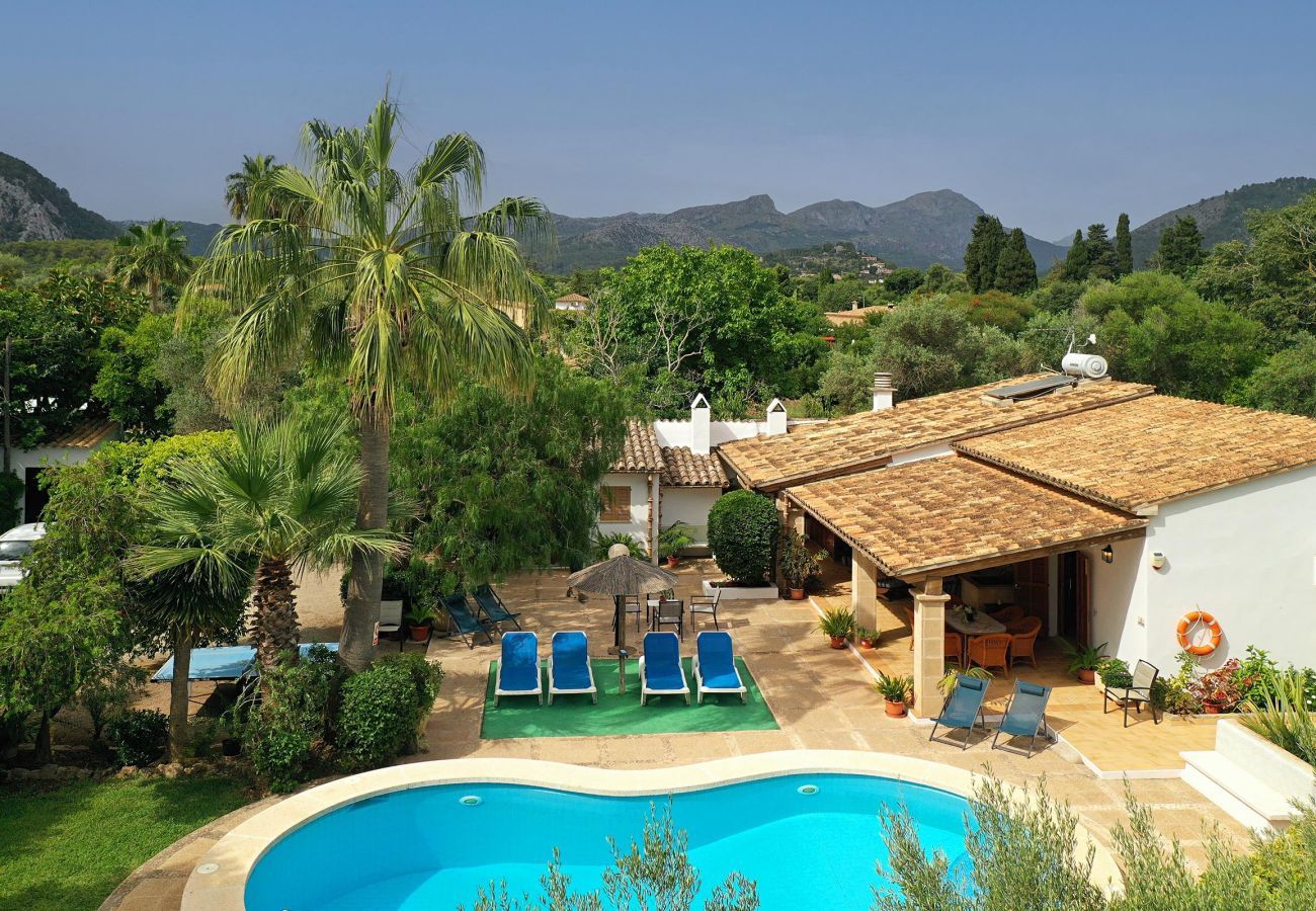 Villa con casa independiente, piscina privada climatizada, jardín, mesa de ping pong, en Pollensa a 4km de la playa.